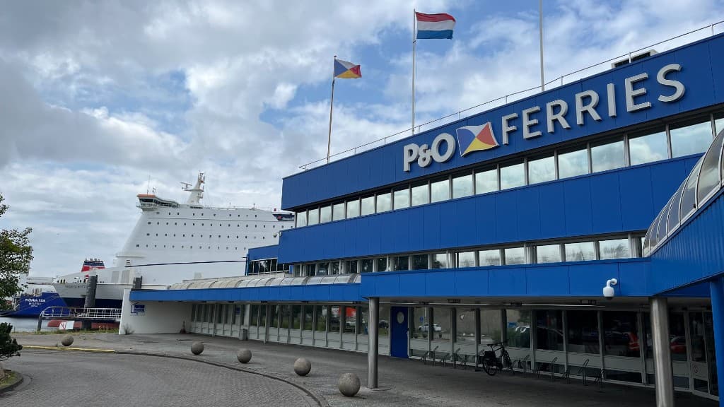 Terminalgebouw van P&O Ferries met een ferry aan de kade