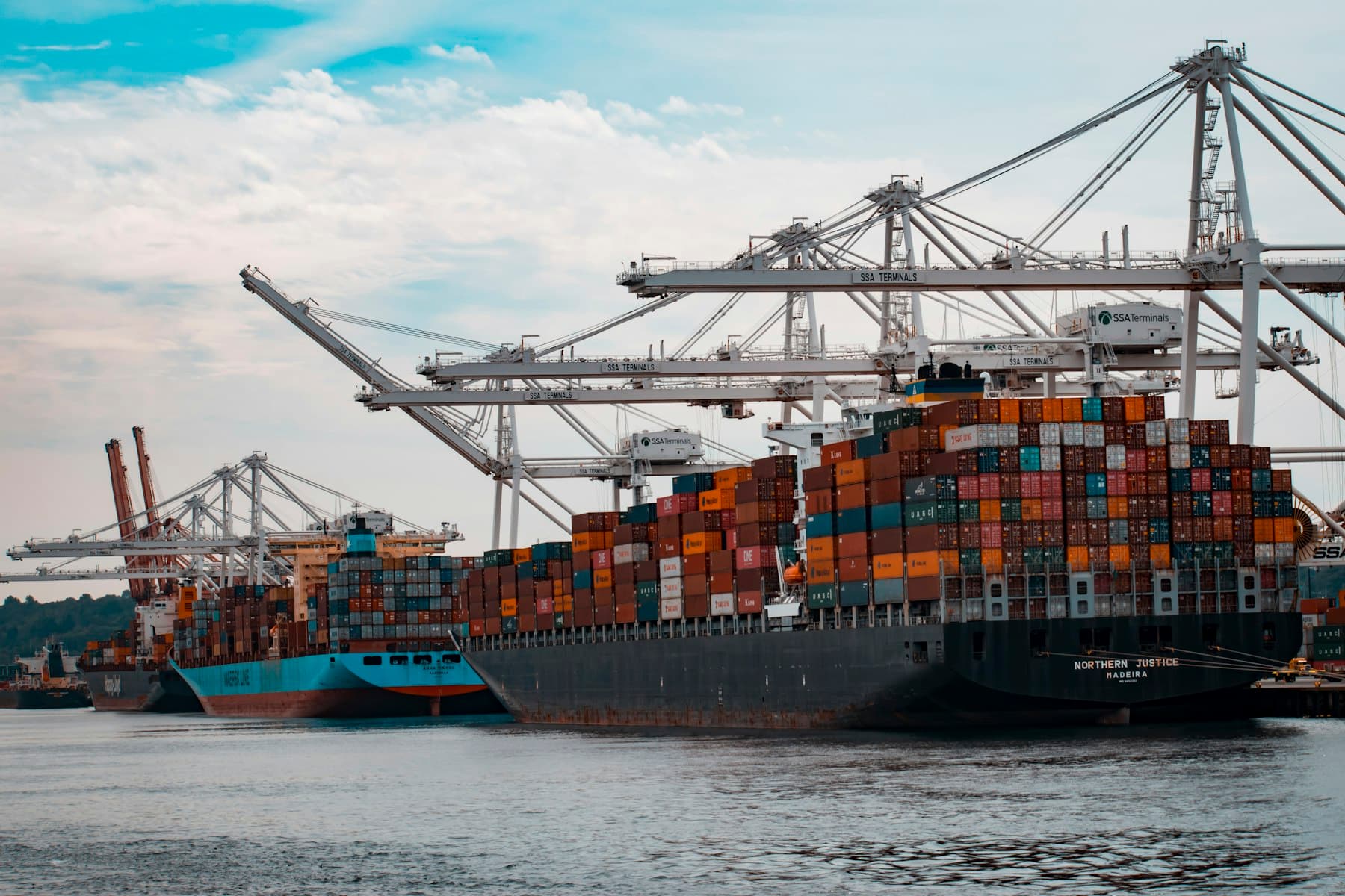 Kalme waterpartij bij een containerterminal