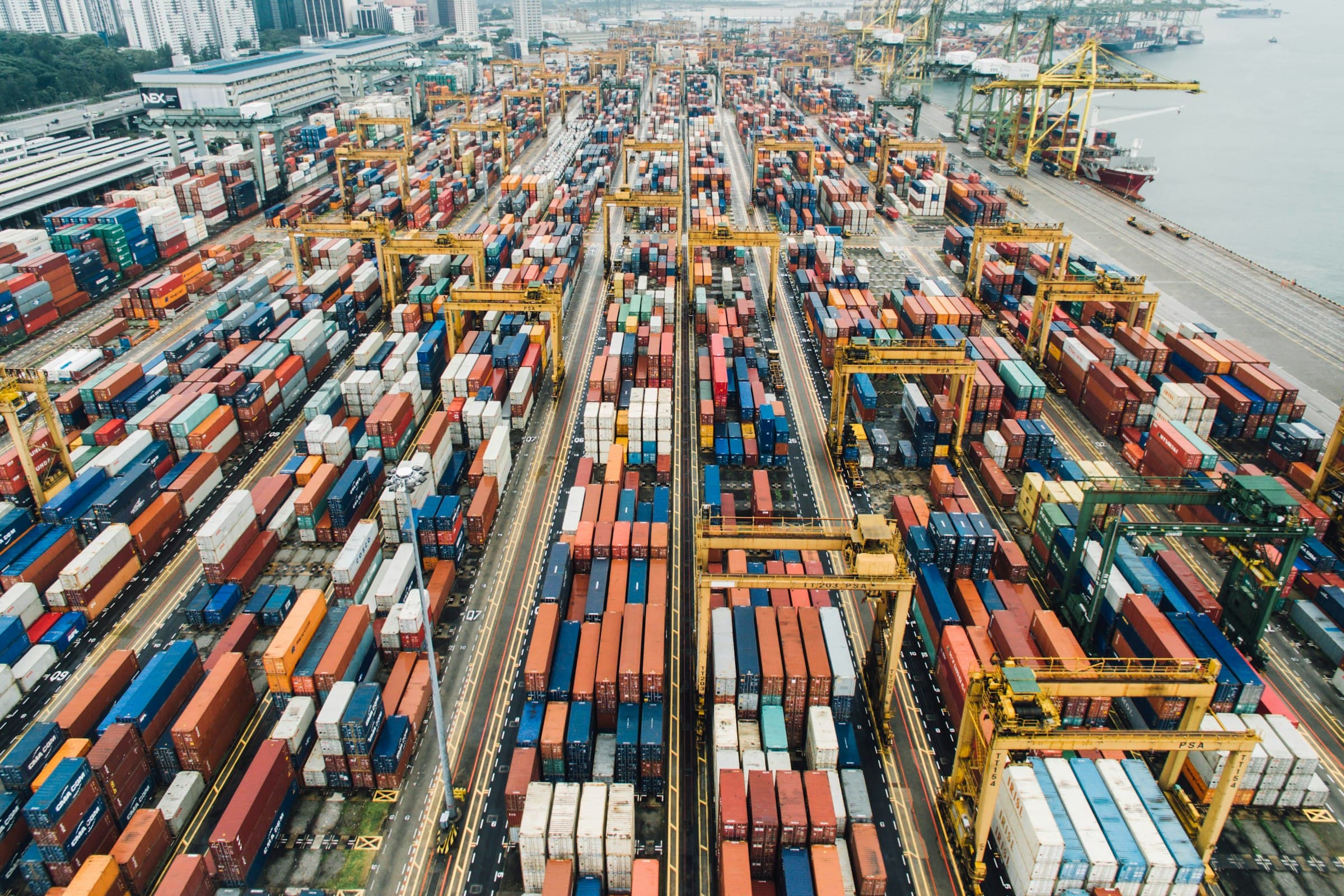 Luchtfoto van een containerterminal en industriegebied
